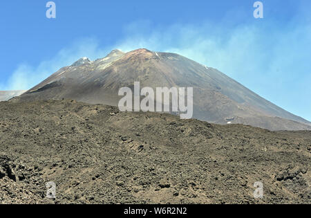 L'Etna est un volcan actif sur la côte est de la Sicile, en Italie. Banque D'Images