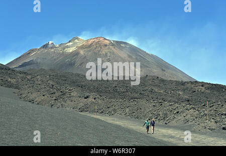 Les touristes jusqu'à l'Etna, un volcan actif sur la côte est de la Sicile, en Italie. Banque D'Images