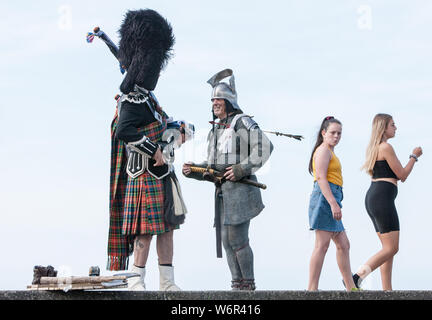 Sur la mer,promenade,mur,avant,pour,start,de,défilé,célèbre station balnéaire,village,ville,carnaval,défilé,,Borth Carnival,lieu,chaque année,événement,annuel,sur,le,premier,vendredi,en,août,de,l'été,de,Aberystwyth, Ceredigion Cardigan Bay,côte littoral,,,Milieu,Pays de Galles,festival,Gallois,UK,GB,Bretagne,British, Banque D'Images