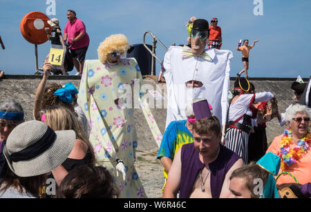 Prochaine,à la mer,promenade,mur,avant,pour,start,de,défilé,les géants,célèbre,station,resort,village,ville,défilé,carnaval,Borth Carnival,lieu,chaque année,événement,annuel,sur,le,premier,vendredi,en,août,de,l'été,de,Aberystwyth, Ceredigion Cardigan Bay,côte littoral,,,Milieu,Pays de Galles,festival,Gallois,UK,GB,Bretagne,British, Banque D'Images