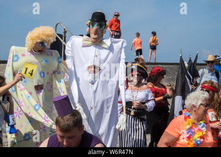 Prochaine,à la mer,promenade,mur,avant,pour,start,de,défilé,les géants,célèbre,station,resort,village,ville,défilé,carnaval,Borth Carnival,lieu,chaque année,événement,annuel,sur,le,premier,vendredi,en,août,de,l'été,de,Aberystwyth, Ceredigion Cardigan Bay,côte littoral,,,Milieu,Pays de Galles,festival,Gallois,UK,GB,Bretagne,British, Banque D'Images