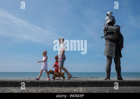 Sur la mer,promenade,mur,avant,pour,start,de,défilé,célèbre station balnéaire,village,ville,carnaval,défilé,,Borth Carnival,lieu,chaque année,événement,annuel,sur,le,premier,vendredi,en,août,de,l'été,de,Aberystwyth, Ceredigion Cardigan Bay,côte littoral,,,Milieu,Pays de Galles,festival,Gallois,UK,GB,Bretagne,British, Banque D'Images