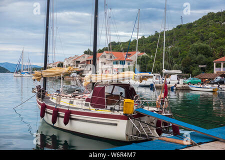 Le mouillage abrité de Luka Polače, Otok Mljet, Croatie : une liberté 30 amarré au quai-stern Banque D'Images