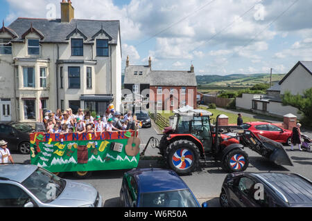 La concurrence,float,tiré,PAR,tracteur,German,Oumpa Band,local,event,ainsi,High Street, célèbre station balnéaire,,resort,village,ville,défilé,carnaval,Borth Carnival,lieu,chaque année,événement,annuel,sur,le,premier,vendredi,en,août,de,l'été,de,Aberystwyth, Ceredigion Cardigan Bay,côte littoral,,,Milieu,Pays de Galles,festival,Gallois,UK,GB,Bretagne,British, Banque D'Images