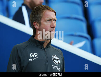 L'entraîneur-chef de Brighton Graham Potter se prépare à lancer au cours du match d'avant saison au stade AMEX, Brighton. Banque D'Images