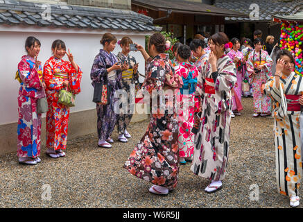 Les jeunes femmes en kimonos traditionnels à prendre des photos dans la cour du Sanctuaire Yasaka Kōshin-dō (Temple Kongoji), quartier Higashiyama, Gion, Kyoto, Japon Banque D'Images