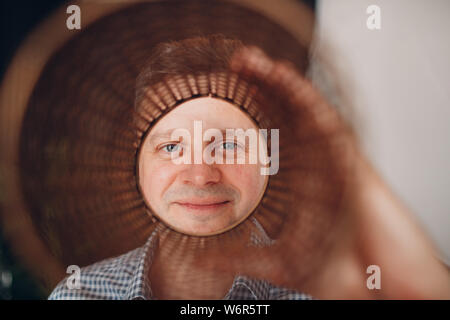 Portrait de l'homme drôle avec tube gros plan. Banque D'Images