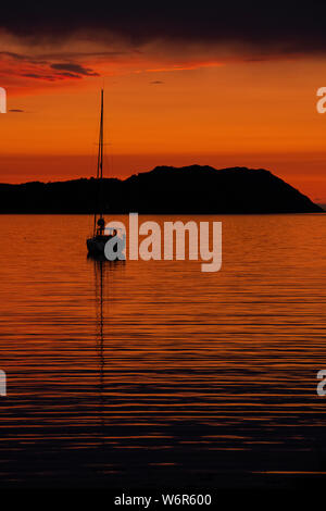 Coucher du soleil au large Sheildaig sur la côte ouest de l'Ecosse avec un seul la location ou en eau calme, près de la côte. Banque D'Images