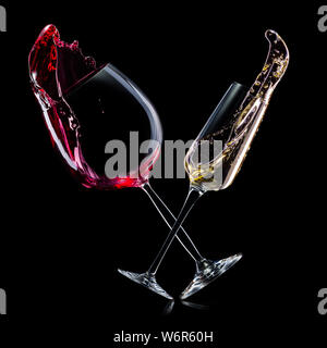 Ensemble de verres à vin et champagne sur isolé sur un fond noir Banque D'Images