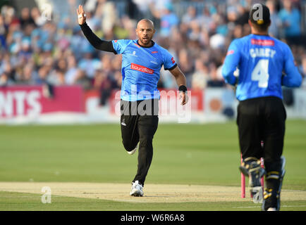 Shark's Sussex Mills Tymal célèbre le guichet de Spitfires Kent' Ollie Robinson lors de la vitalité T20 Blast, groupe du sud lors du 1er match Comté Central Sol, Hove. Banque D'Images