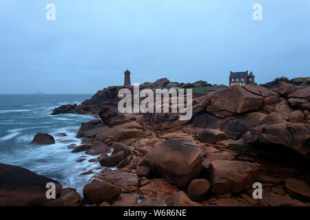 France, Bretagne, Côtes d'Armor, la côte de granit rose à la Men Ruz phare de Ploumanach au crépuscule Banque D'Images