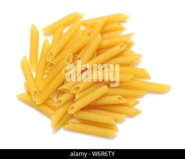 Pâtes penne rigate sur fond blanc Banque D'Images