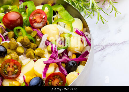 Salade fraîche et saine (periñaca, piriñaca). Régime d'été méditerranéen. Banque D'Images