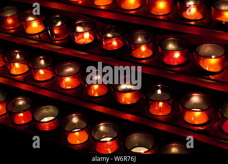 Montréal, Québec / Canada - Juillet 25, 2019 : bougies votives allumé comme offrandes à la basilique Notre-Dame Banque D'Images