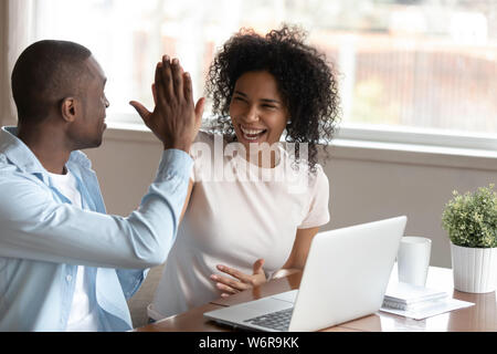 L'Afrique de l'heureux couple se sent heureux victoire célébration Banque D'Images