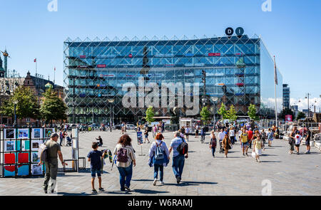 Grand bâtiment moderne à la façade de verre sur la place de l'Hôtel de ville de Copenhague, Danemark le 18 juillet 2019 Banque D'Images