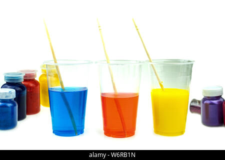 Le mélange de résine époxy couleur tasse en plastique pour le moulage en bois et stabilisation hybride de pin Banque D'Images