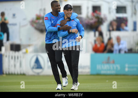 Shark's Sussex Phil Sel (à droite) célèbre avec coéquipier Delray Rawlins de rejeter des Spitfires Ken Adam Milne au bowling de Sussex du requin Jofra Archer pendant la vitalité T20 Blast, groupe du sud lors du 1er match Comté Central Sol, Hove. Banque D'Images