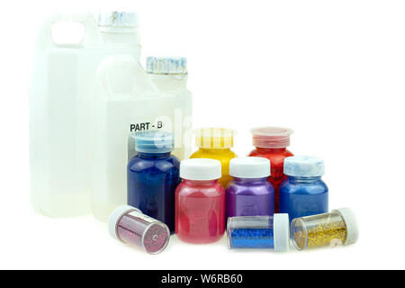 Le mélange de résine époxy couleur tasse en plastique pour le moulage en bois et stabilisation hybride de pin Banque D'Images