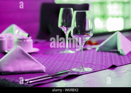 Verres à vin isolé sur le tableau.art neon verres à vin.Violet, lumières colorées.Un minimum Fashion Stillife. Art Gallery Design. Tendance à la vanille Banque D'Images