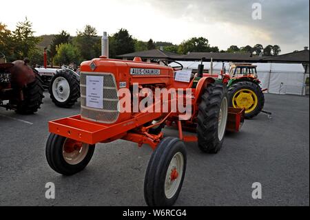 Un Allis Chalmers 1962 ED-40 tracteur avec un épandeur Teagle 1950 fort dans un affichage du tracteur à la 100e Royal Welsh Show 2019, Builth Wells Banque D'Images