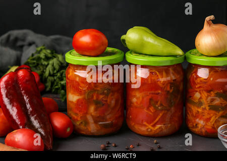 Salade de légumes en bocaux pour l'hiver de tomates, carottes, oignons et poivrons, entente horizontale Banque D'Images