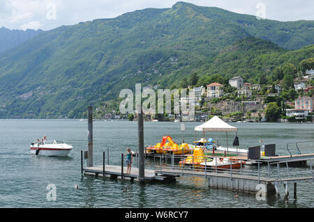 La Suisse du sud : la vue de la Piazza Grande, dans la zone piétonne au lac Majeur dans le canton du Tessin dans la ville d'Ascona Banque D'Images