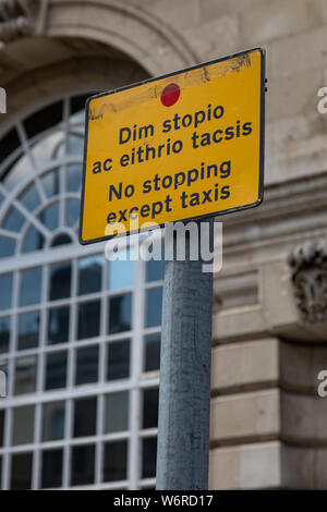 Avertissement signe jaune et noir les conducteurs à ne pas s'arrêter à l'exception des taxis Llandudno North Wales Mai 2019 Banque D'Images