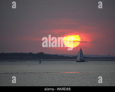 Sheerness, Kent, UK. 2 Août, 2019. Météo France : le coucher du soleil ce soir à Sheerness, Kent. Credit : James Bell/Alamy Live News Banque D'Images