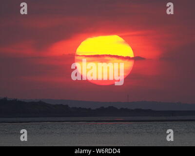 Sheerness, Kent, UK. 2 Août, 2019. Météo France : le coucher du soleil ce soir à Sheerness, Kent. Credit : James Bell/Alamy Live News Banque D'Images