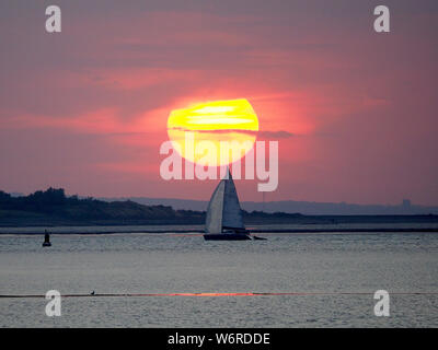 Sheerness, Kent, UK. 2 Août, 2019. Météo France : le coucher du soleil ce soir à Sheerness, Kent. Credit : James Bell/Alamy Live News Banque D'Images