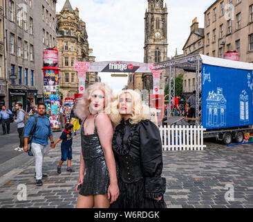 Royal Mile, Édimbourg, Écosse, Royaume-Uni, 2 août 2019. Edinburgh Festival Fringe : le premier jour de la frange, des artistes tentent de vendre leur montre de festivaliers. Ces artistes de cabaret drag queen Cambridge effectuez dans un spectacle intitulé Cirque du tuer Banque D'Images