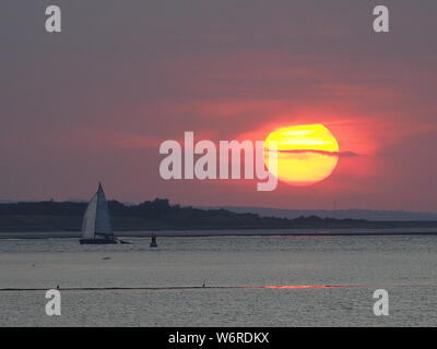 Sheerness, Kent, UK. 2 Août, 2019. Météo France : le coucher du soleil ce soir à Sheerness, Kent. Credit : James Bell/Alamy Live News Banque D'Images