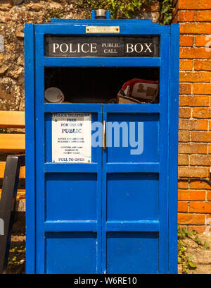 Boîte d'appel publique de la police à Aldbourne, Angleterre, Royaume-Uni. Téléphone de police. Gratuit pour l'utilisation de public. Des conseils et une assistance peuvent être obtenus de manière immedeately. Les officiers et les voitures répondent aux appels d'urgend. Tirez pour ouvrir Banque D'Images