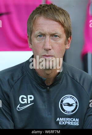 L'entraîneur-chef de Brighton Graham Potter se prépare à lancer au cours du match d'avant saison au stade AMEX, Brighton. Banque D'Images