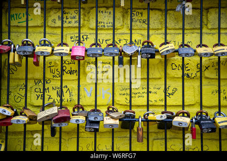 Châteaux de l'amour à une clôture, au parc, Westfalenstadion Signal-Iduna-, stade de football de BVB Borussia Dortmund, en noir-jaune, les couleurs du club Banque D'Images