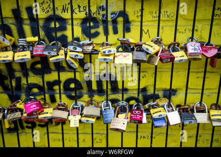 Châteaux de l'amour à une clôture, au parc, Westfalenstadion Signal-Iduna-, stade de football de BVB Borussia Dortmund, en noir-jaune, les couleurs du club Banque D'Images