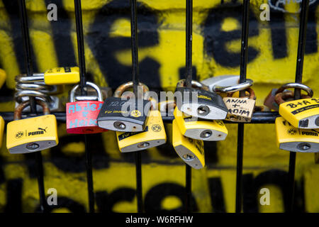 Châteaux de l'amour à une clôture, au parc, Westfalenstadion Signal-Iduna-, stade de football de BVB Borussia Dortmund, en noir-jaune, les couleurs du club Banque D'Images