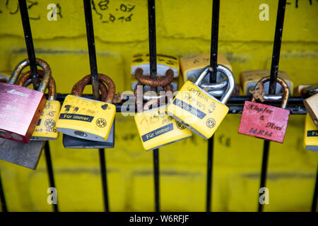 Châteaux de l'amour à une clôture, au parc, Westfalenstadion Signal-Iduna-, stade de football de BVB Borussia Dortmund, en noir-jaune, les couleurs du club Banque D'Images