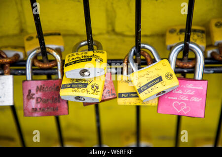 Châteaux de l'amour à une clôture, au parc, Westfalenstadion Signal-Iduna-, stade de football de BVB Borussia Dortmund, en noir-jaune, les couleurs du club Banque D'Images