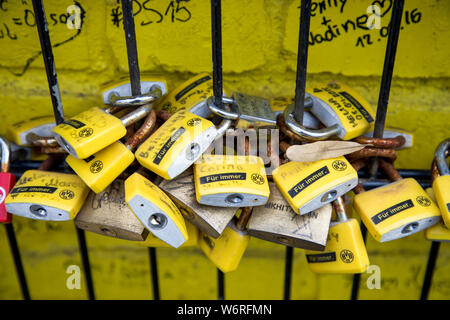 Châteaux de l'amour à une clôture, au parc, Westfalenstadion Signal-Iduna-, stade de football de BVB Borussia Dortmund, en noir-jaune, les couleurs du club Banque D'Images