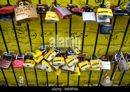 Châteaux de l'amour à une clôture, au parc, Westfalenstadion Signal-Iduna-, stade de football de BVB Borussia Dortmund, en noir-jaune, les couleurs du club Banque D'Images