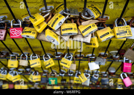 Châteaux de l'amour à une clôture, au parc, Westfalenstadion Signal-Iduna-, stade de football de BVB Borussia Dortmund, en noir-jaune, les couleurs du club Banque D'Images