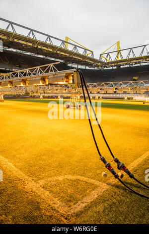 Parc, Westfalenstadion Signal-Iduna-, stade de football de BVB Borussia Dortmund, la pelouse du terrain est éclairé avec des lampes spéciales, pour l'entretien des pelouses Banque D'Images