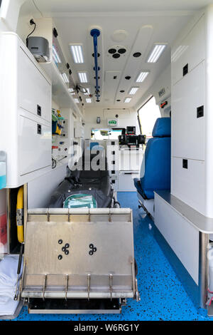 L'intérieur d'une ambulance avec brancard Banque D'Images