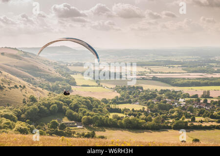 Devils Dyke, Brighton, East Sussex, Royaume-Uni. 2 août 2019. Un après-midi glorieux avec une brise Du Nord voit des pilotes de parapente et des spectateurs à l'endroit populaire dans le sud Downs au nord de Brighton. Banque D'Images