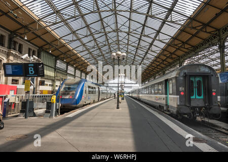 Les trains aux plates-formes dans Tours, France, ancienne station de train - Gare de Tours - construit en 1898. Banque D'Images