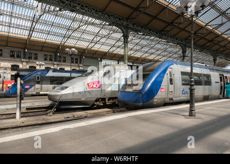 Les trains aux plates-formes dans Tours, France, ancienne station de train - Gare de Tours - construit en 1898. Banque D'Images