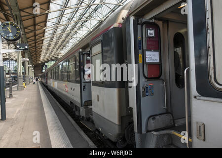 Gare SNCF Intercités à Tours la plate-forme en attente de départ pour Paris Austerlitz. Banque D'Images