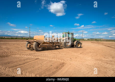 Mise à niveau dans le domaine des tracteurs. Banque D'Images